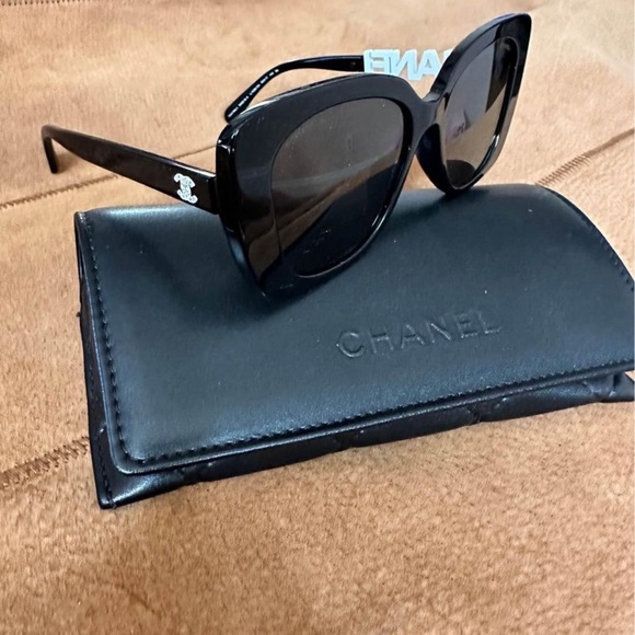Chanel Acetate & Strass Sunglasses never worn brand new. Too big for my face. - Picture 8 of 9